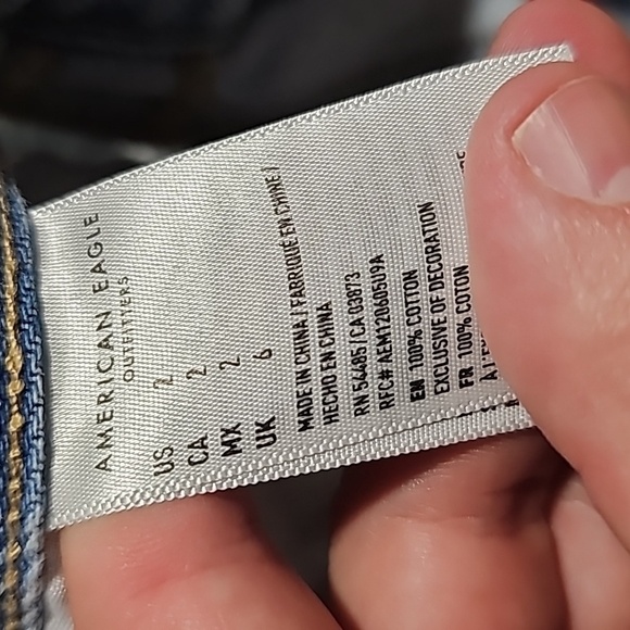 American Eagle light wash distressed style size 2 mom high rise jean shorts - Picture 7 of 7